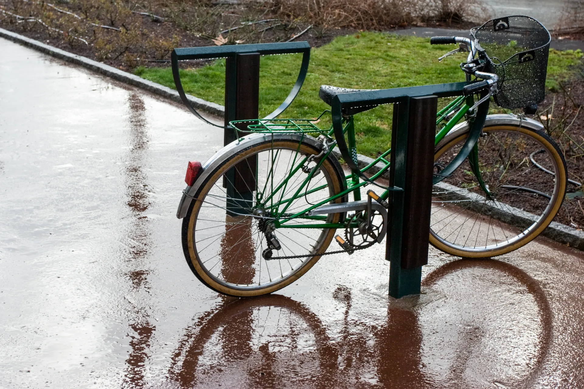 Cykel p&aring; regnbl&ouml;t stadsgata efter regn